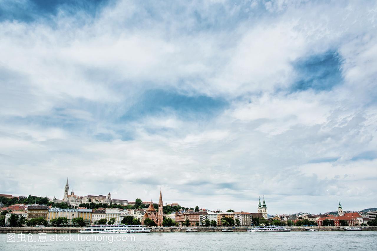 在布达佩斯,匈牙利,旅游目的地的滨水区的城市