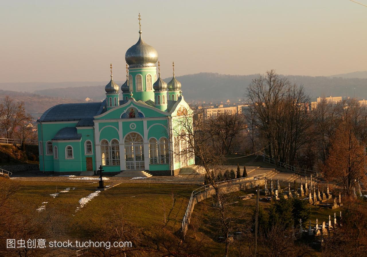 东正教教堂和墓地里