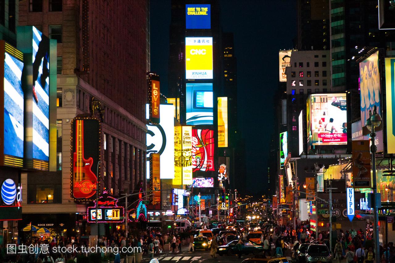 人群在时代广场的城市夜景