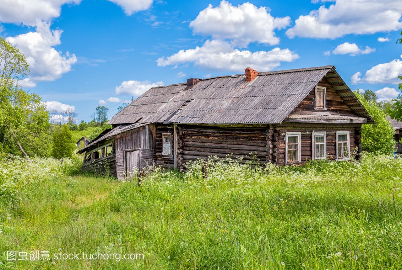 在俄罗斯乡村的老木房子