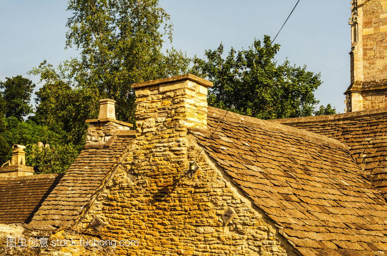 建筑物的屋顶覆盖着特区屋面瓦,漂亮的英语
