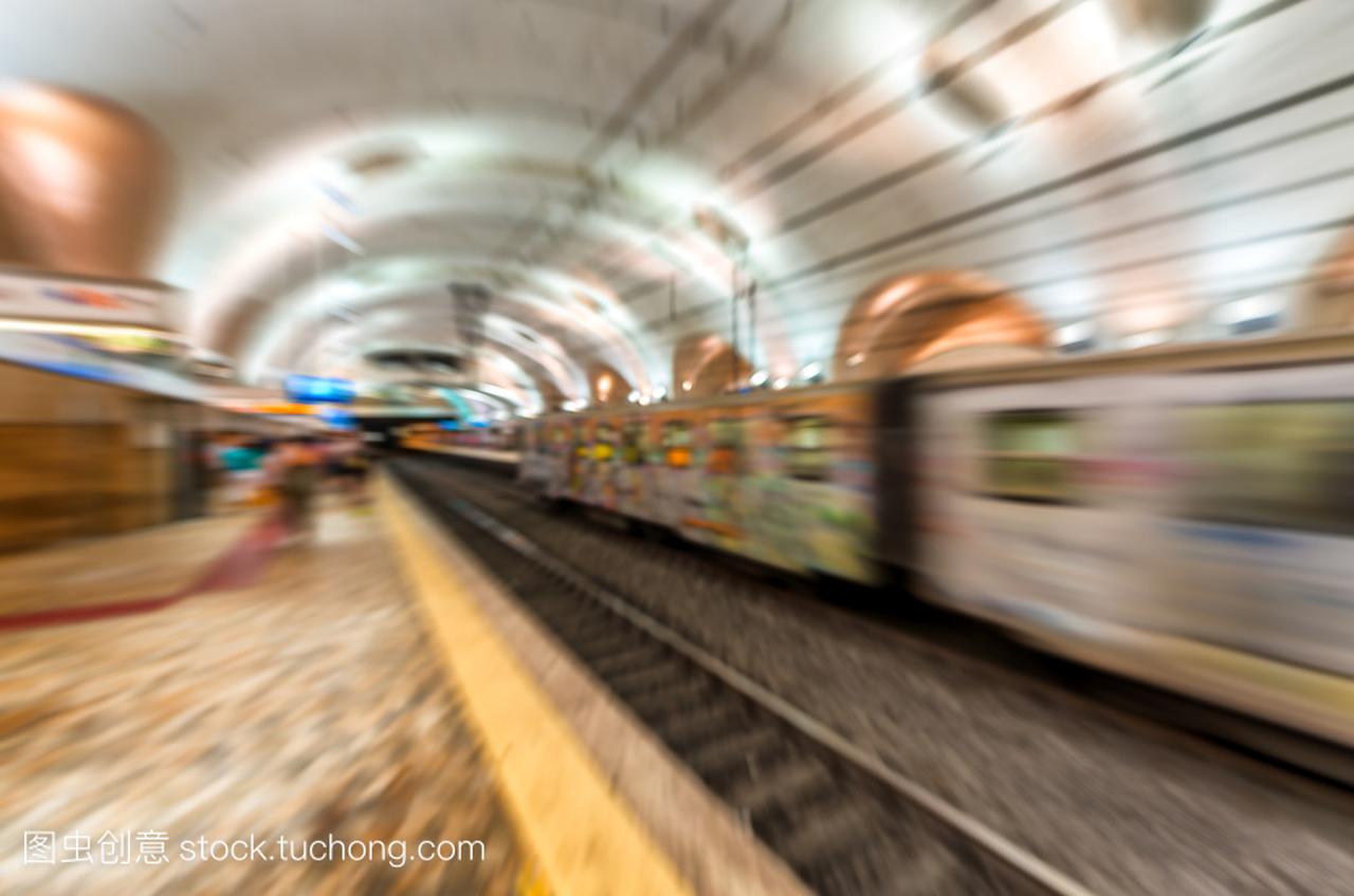罗马地铁模糊快速移动的火车