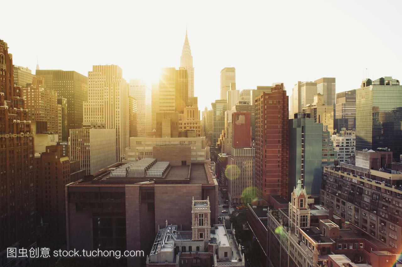 阳光在纽约市曼哈顿天际线景观