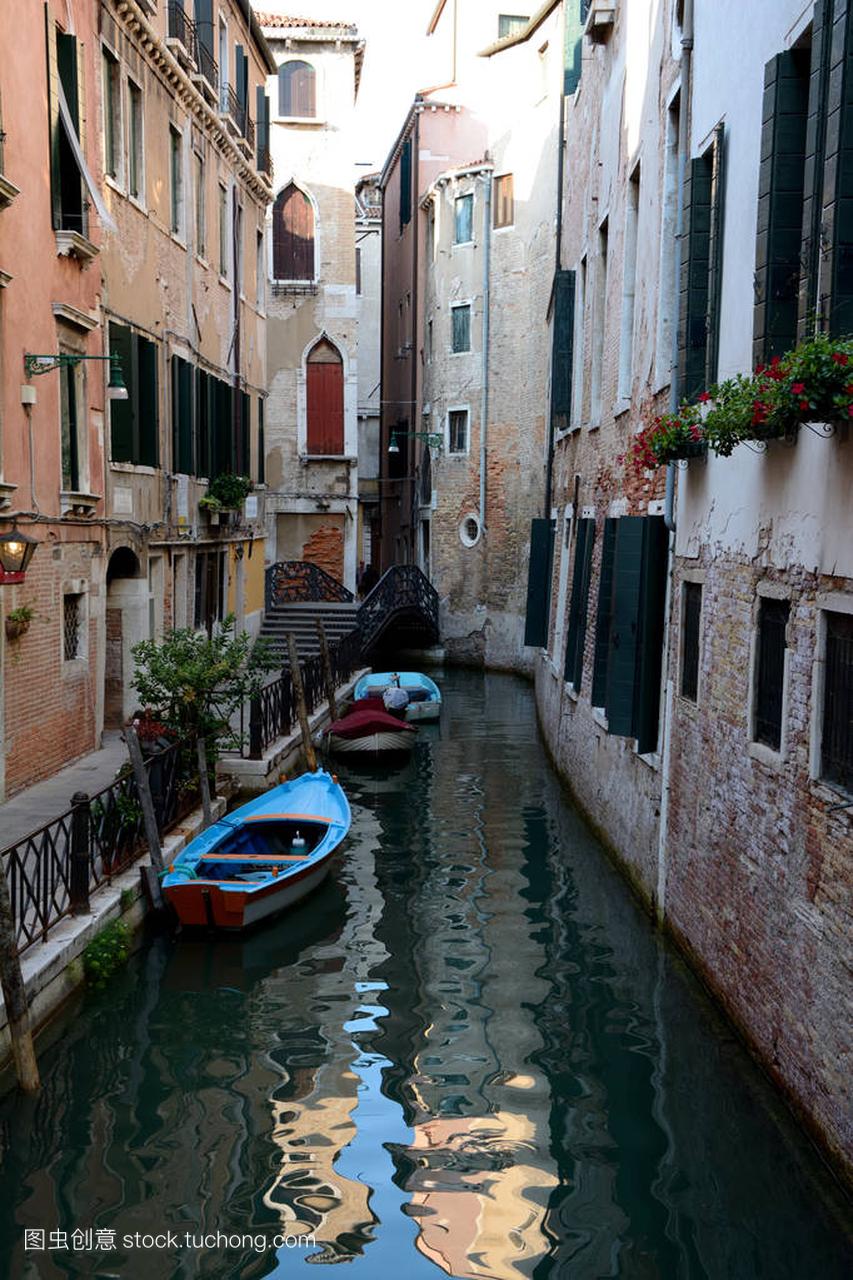 建筑物和在意大利威尼斯运河上的船