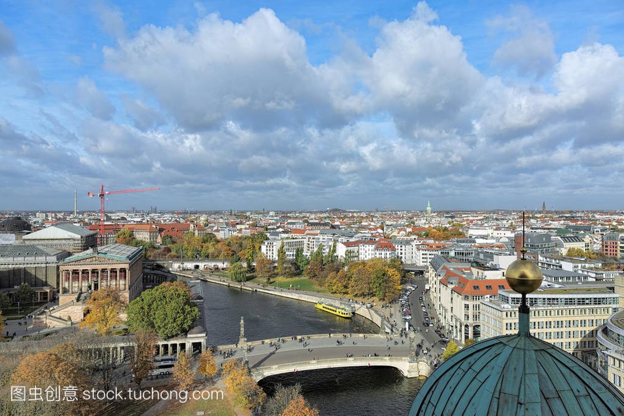 德国柏林大教堂的圆顶的柏林为视角