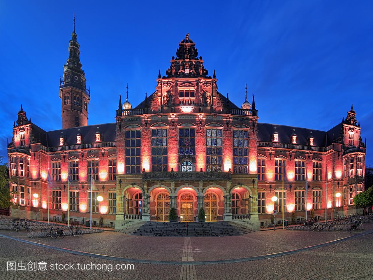 在晚上，荷兰格罗宁根大学的主建筑