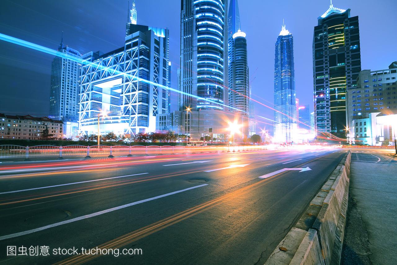 中国上海特大城市公路在夜暮光径