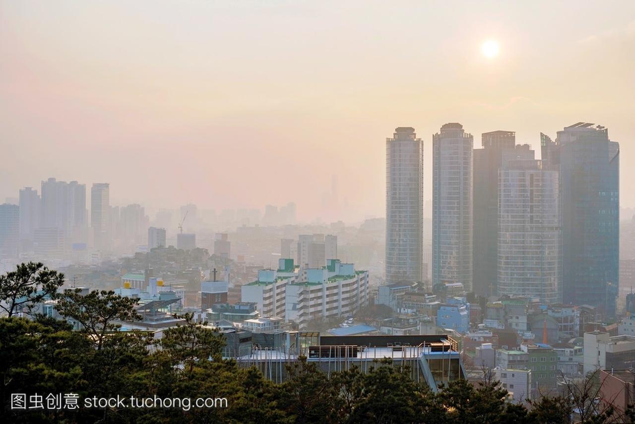 首尔市中心在日落时的视图
