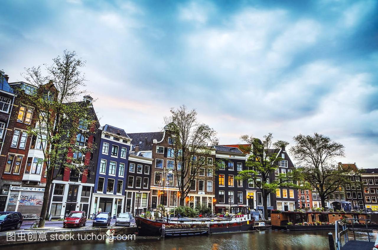 最著名的运河和阿姆斯特丹市在日落的大堤。传统的荷兰建筑与城市景观的一般视图