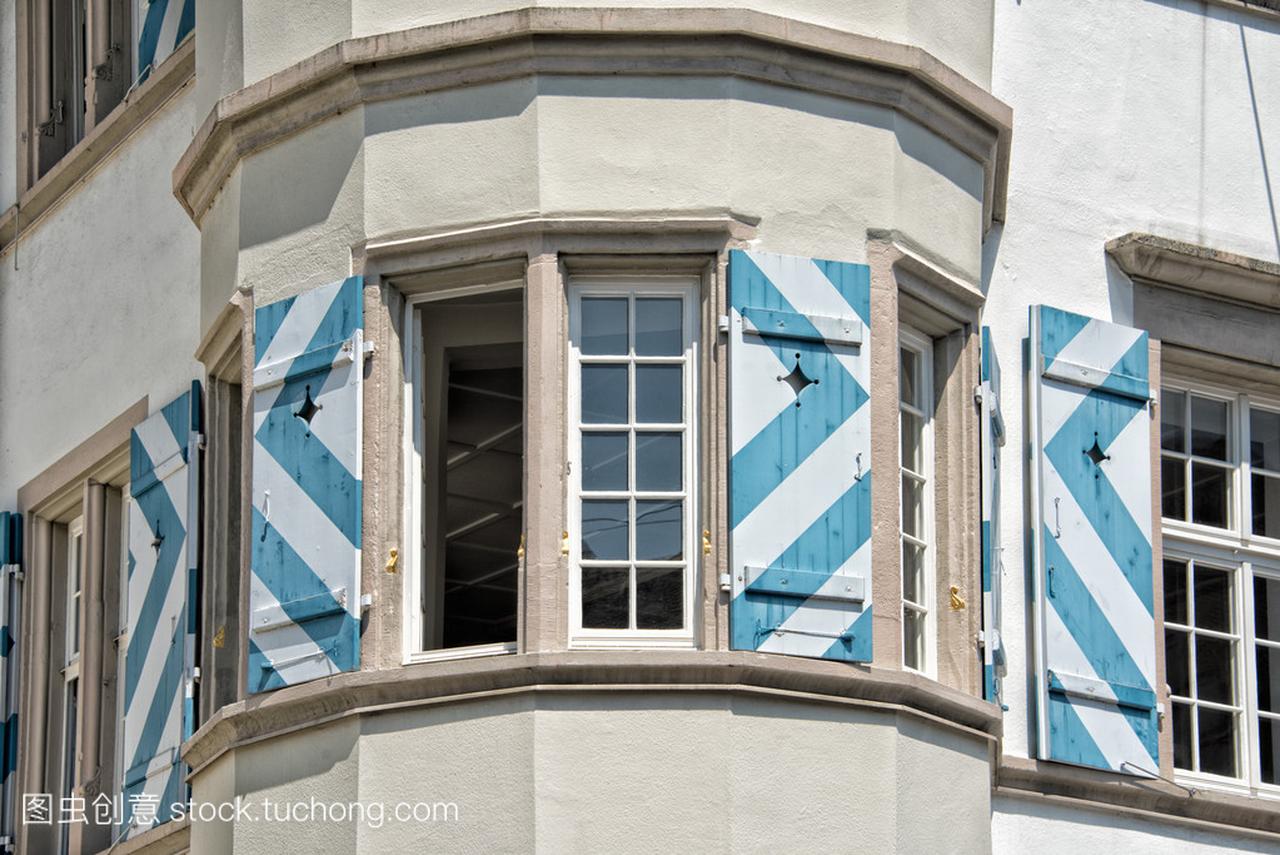 瑞士房子弓窗口外部视图