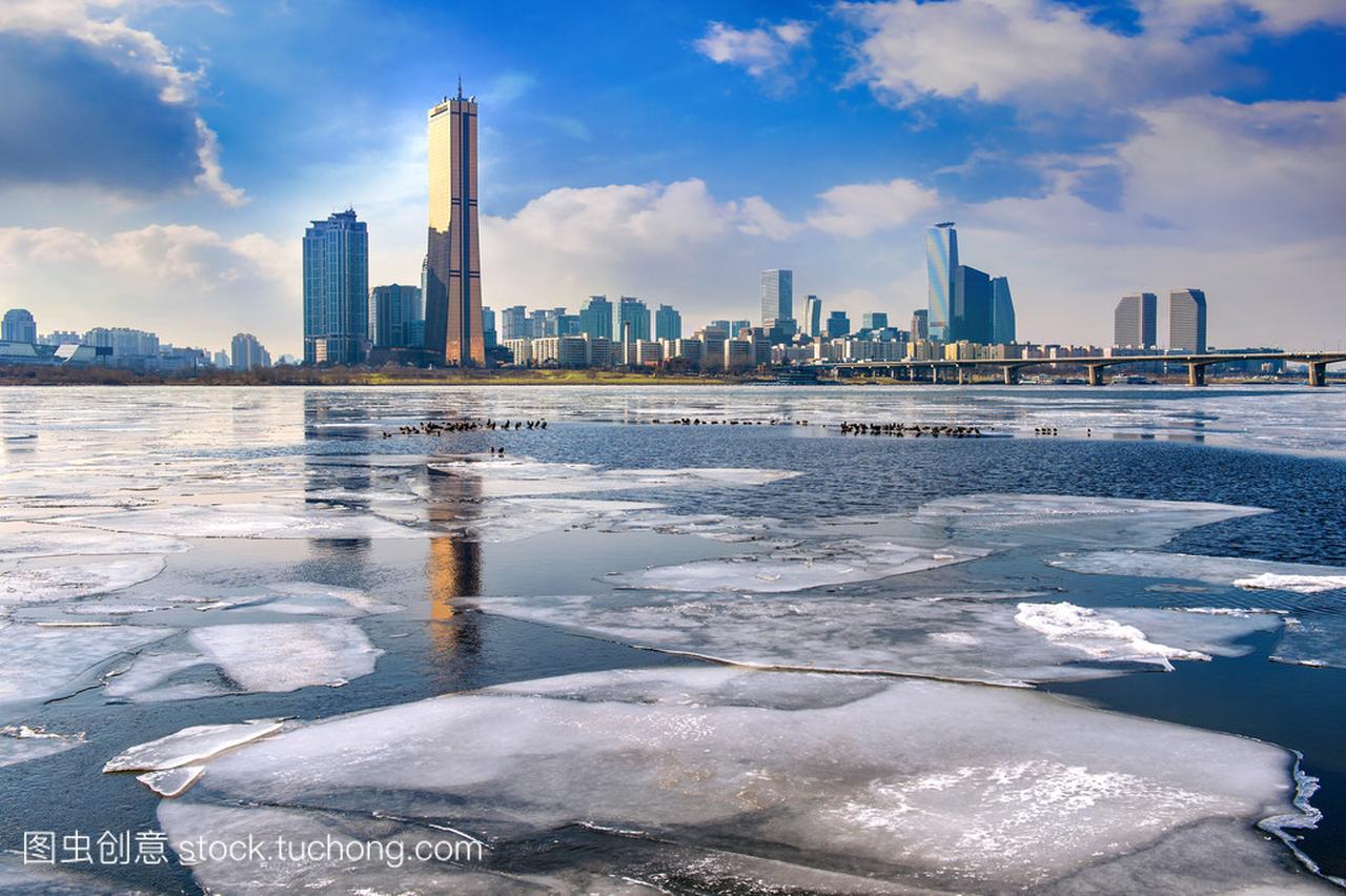 汉江和城市景观在冬季,韩国首都首尔的冰