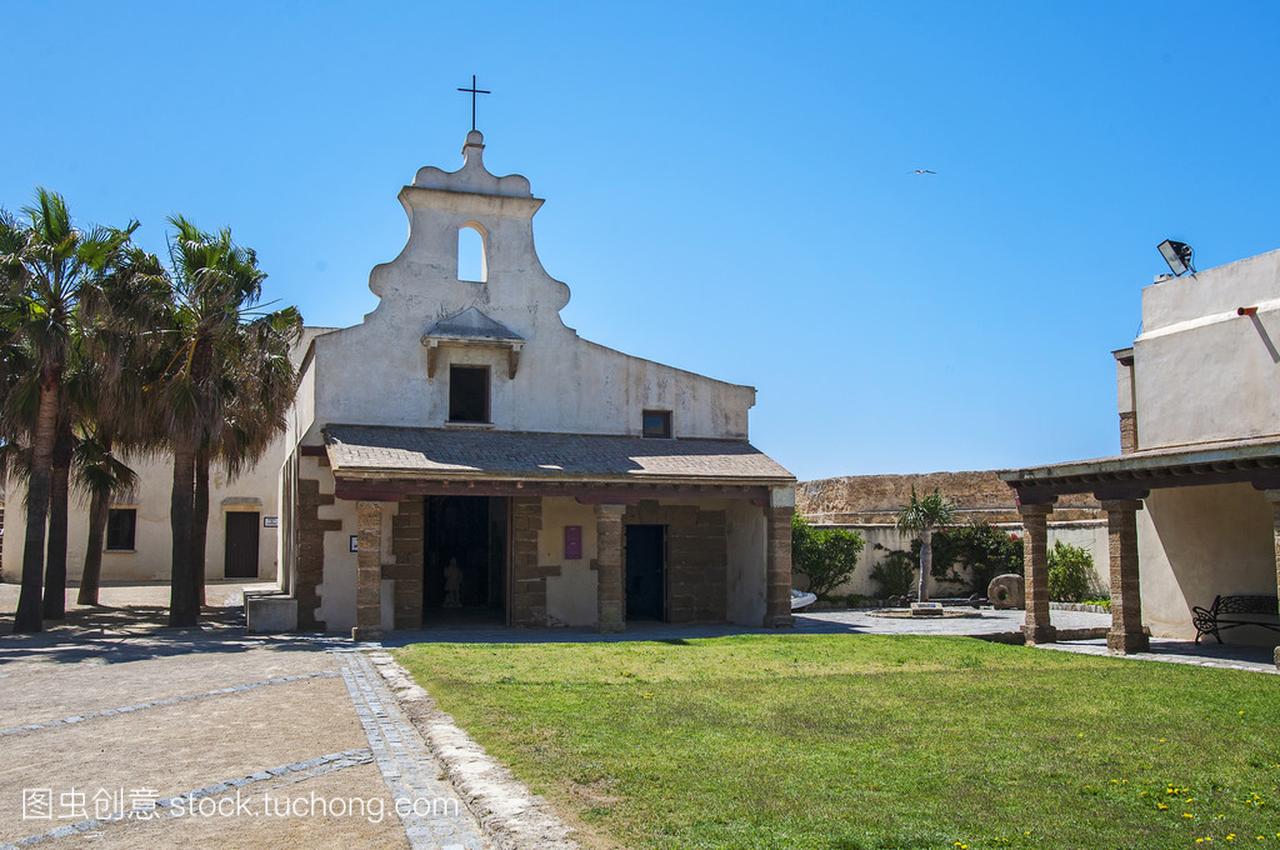 在西班牙加的斯堡垒的庭院里的老教堂