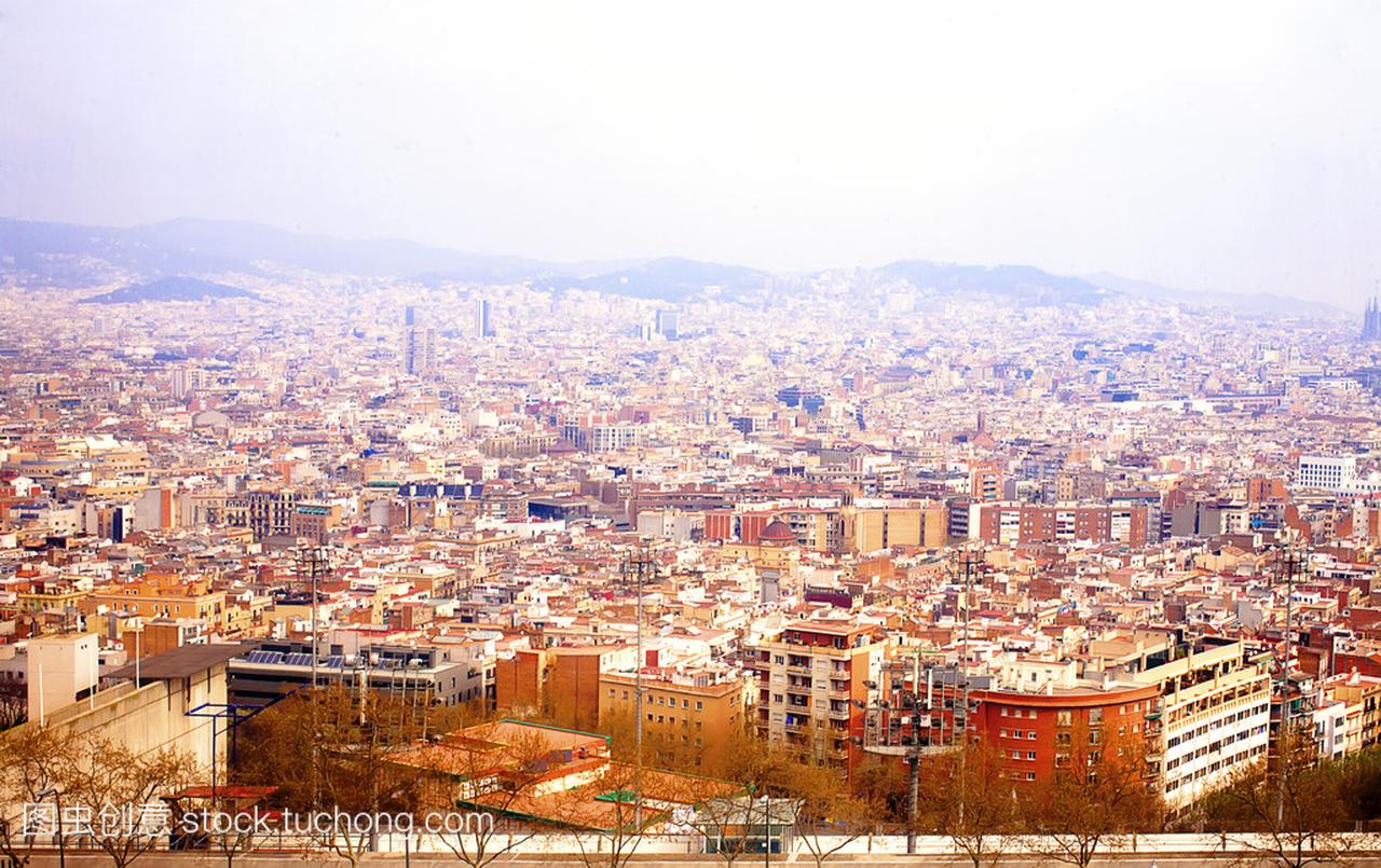 阴天的巴塞罗那城市鸟瞰图