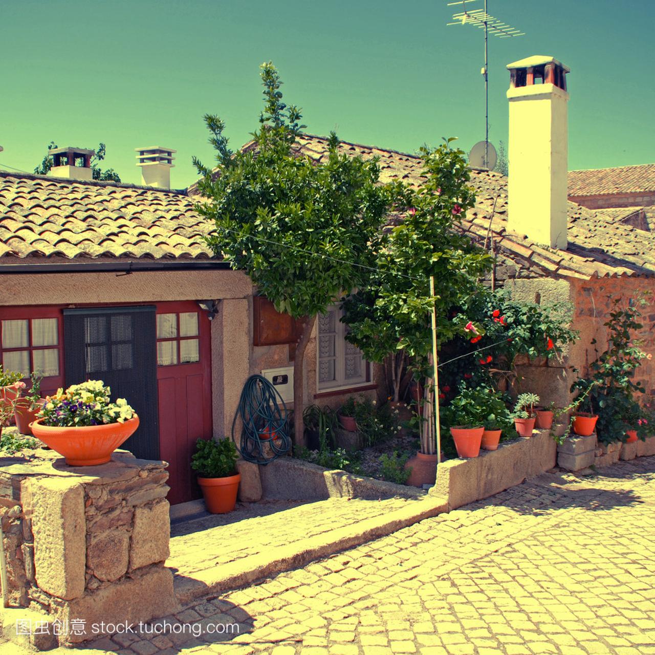 古老的石头回家在葡萄牙的老村庄