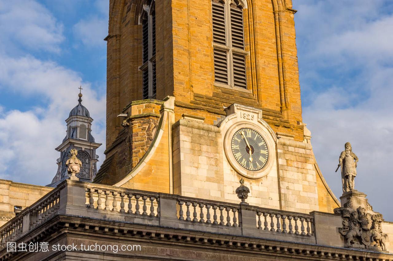 所有圣徒教堂都时钟在北安普顿英格兰中部
