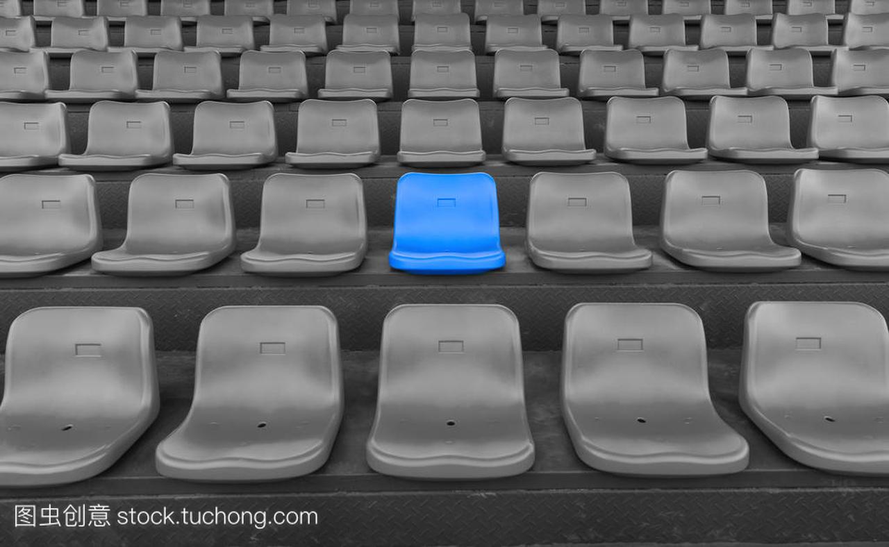体育场座椅带一个蓝色突出显示