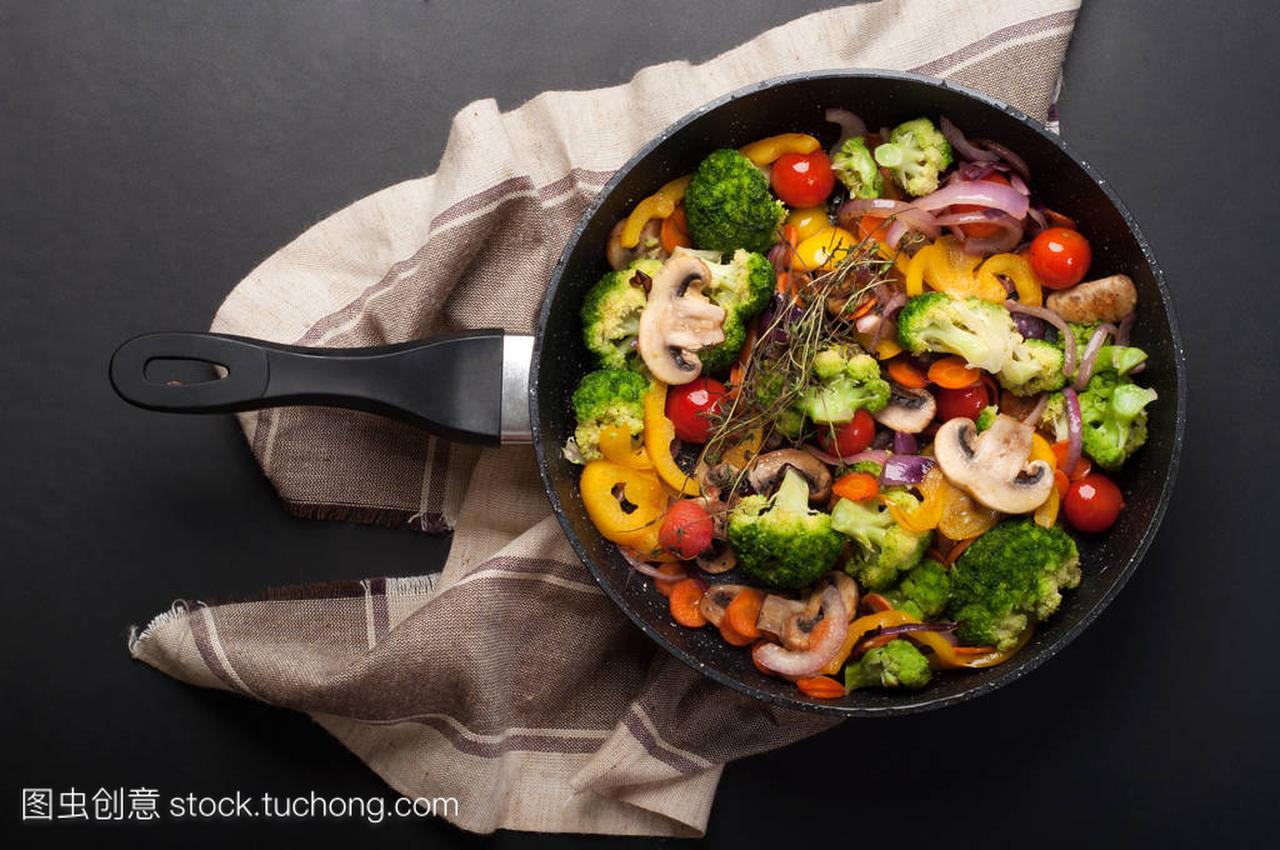 油炸锅油炸蔬菜是深色表面上。低热量饮食夏季