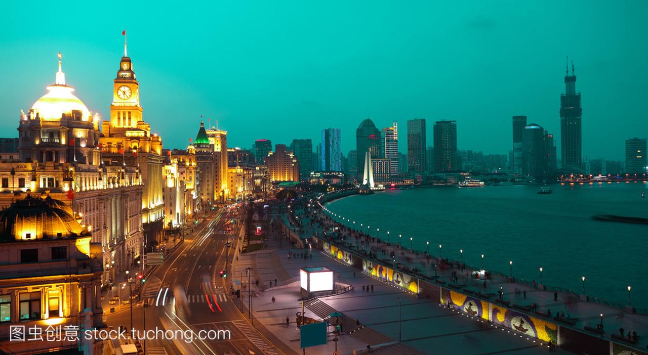 鸟瞰在上海外滩欧洲风格建筑的夜晚