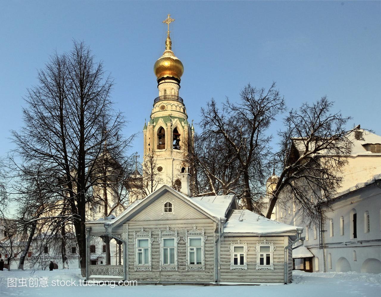 俄罗斯教堂和木制房屋、 沃洛格达克里姆林宫