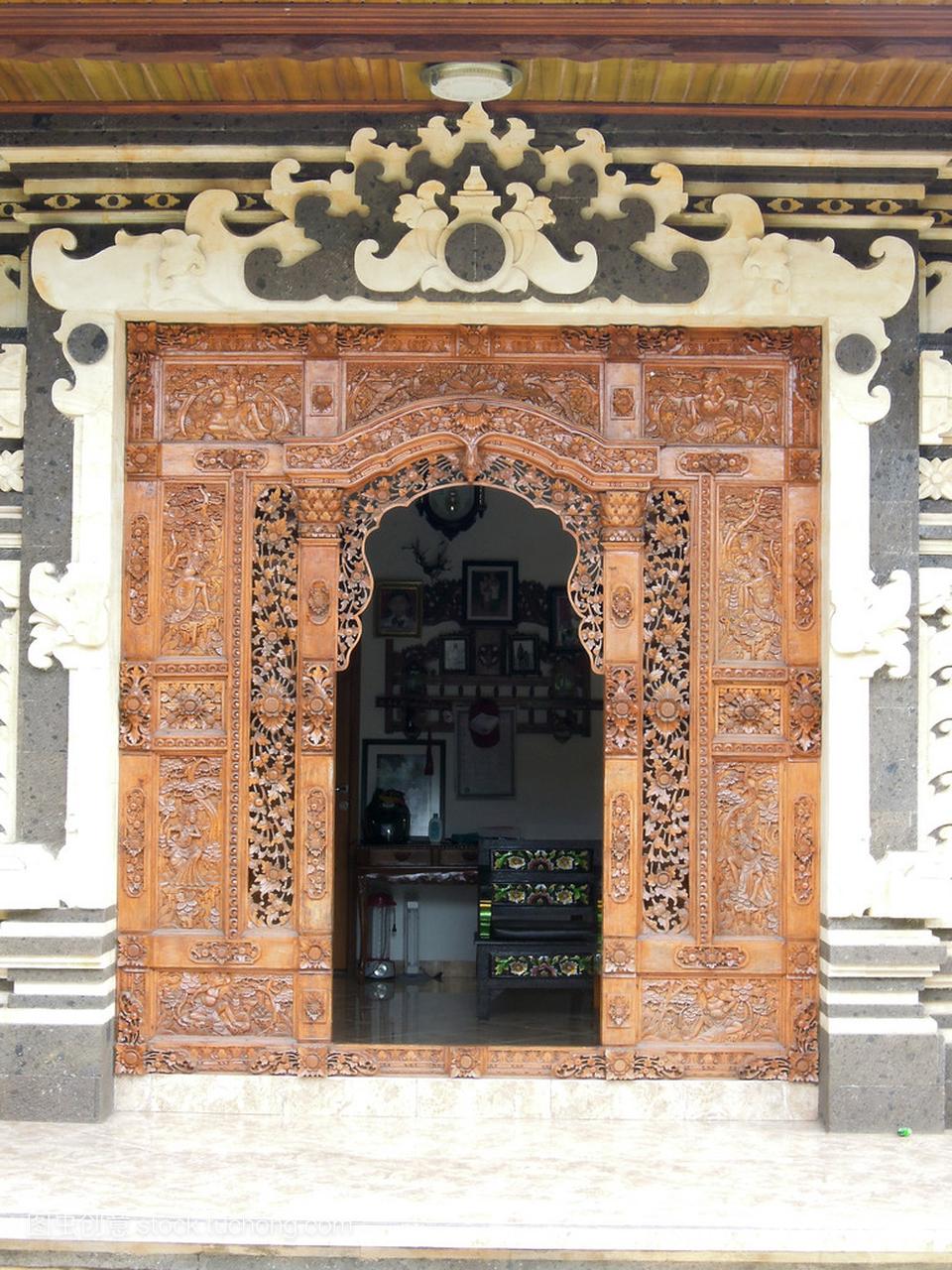 印度尼西亚印度寺庙雕刻木制门入口处