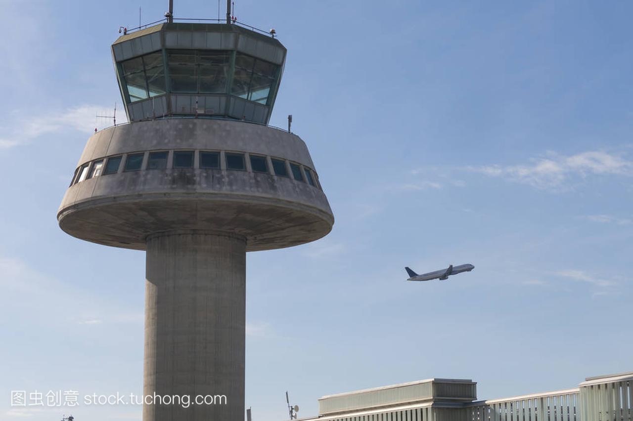 一架飞机飞行在巴塞罗那机场控制塔 Sp