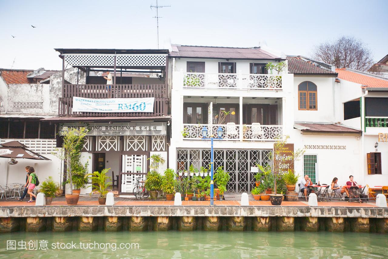 马六甲市与马来西亚的蓝色天空下河附近的房子