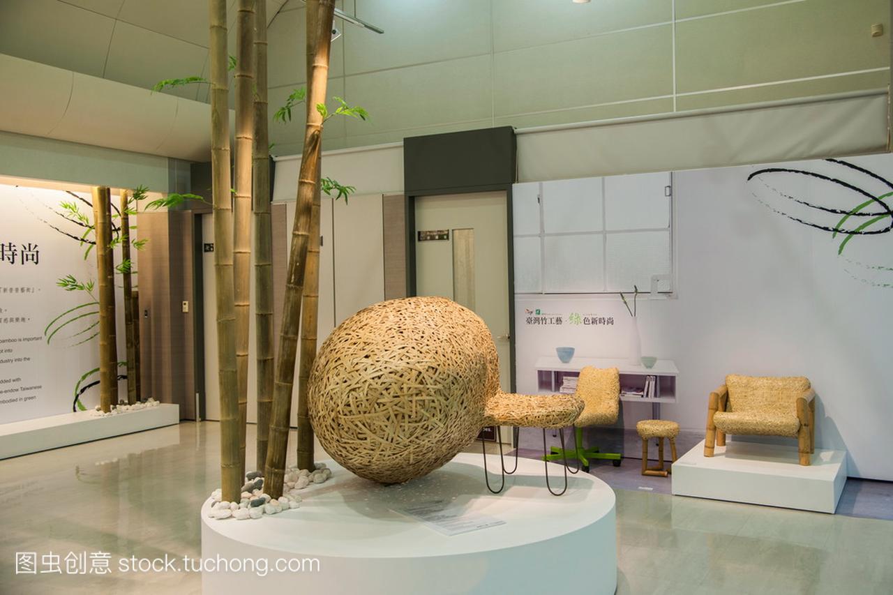 台湾桃园国际机场航站楼展示'台湾竹艺术'工艺