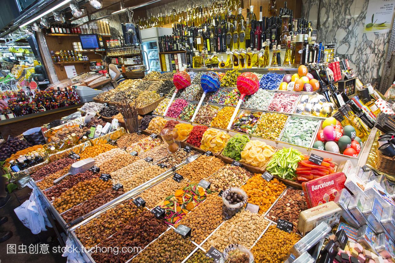 西班牙巴塞罗那-2015 年 6 月 23 日: 人民购买食