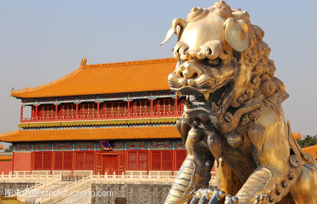 在紫禁城里的青铜龙雕像。北京中国