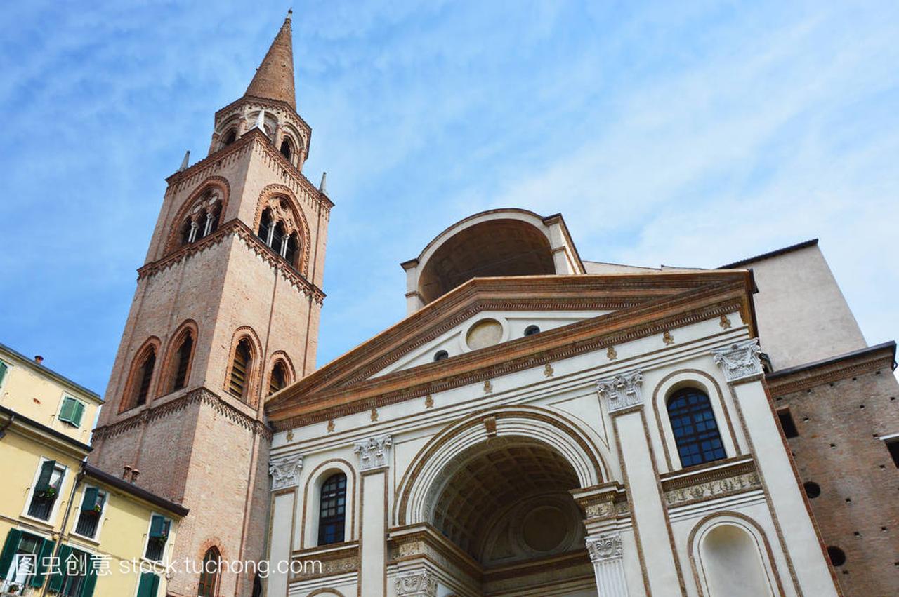 文艺复兴圣安德烈亚大教堂的钟楼在曼图亚,意