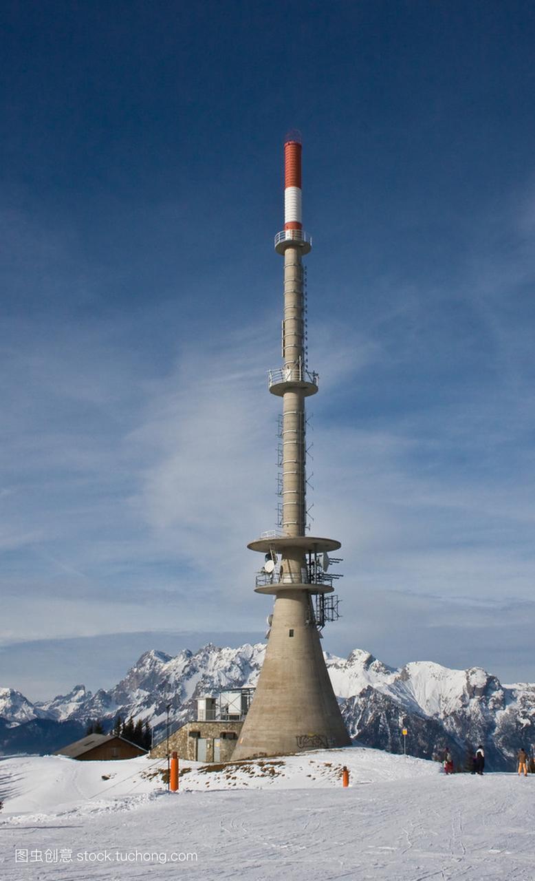 电视和广播塔在山在萨尔斯堡。奥地利经济论坛