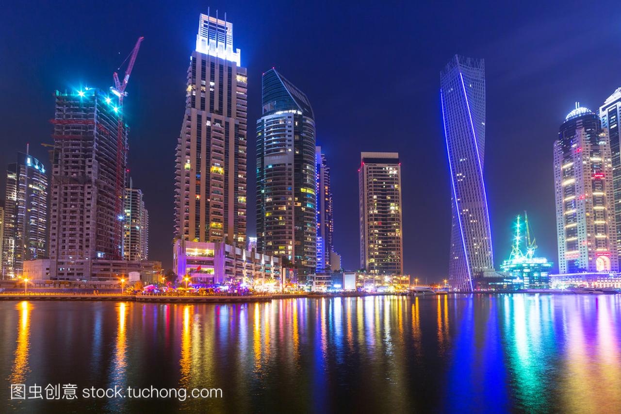 到了晚上,阿联酋的迪拜摩天大楼