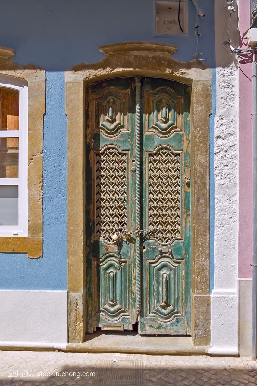 在古老的葡萄牙小镇的法鲁暗绿色门