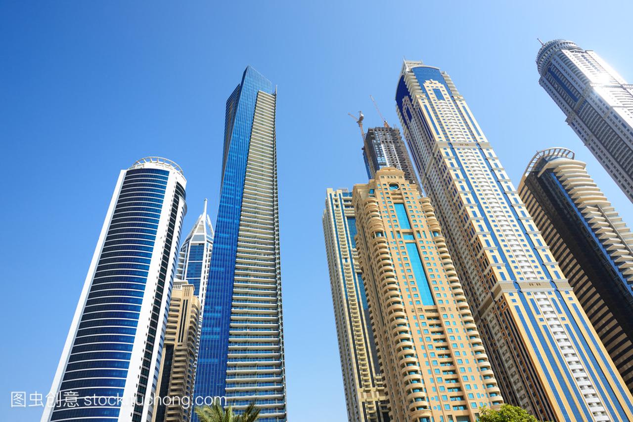 在阿联酋迪拜市现代化的摩天大楼