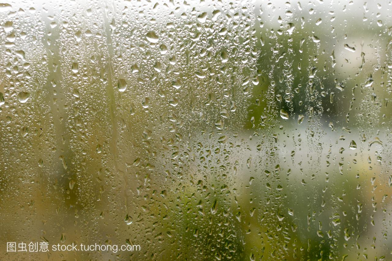 下雨天。水滴在窗玻璃上