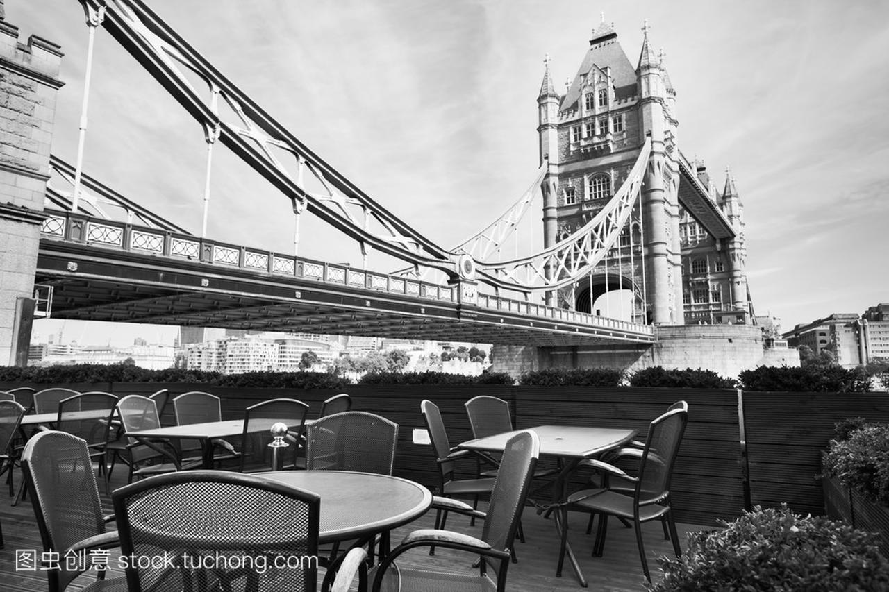 伦敦塔桥附近的露台上咖啡馆