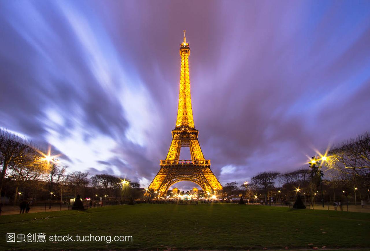在黄昏在法国巴黎的埃菲尔铁塔