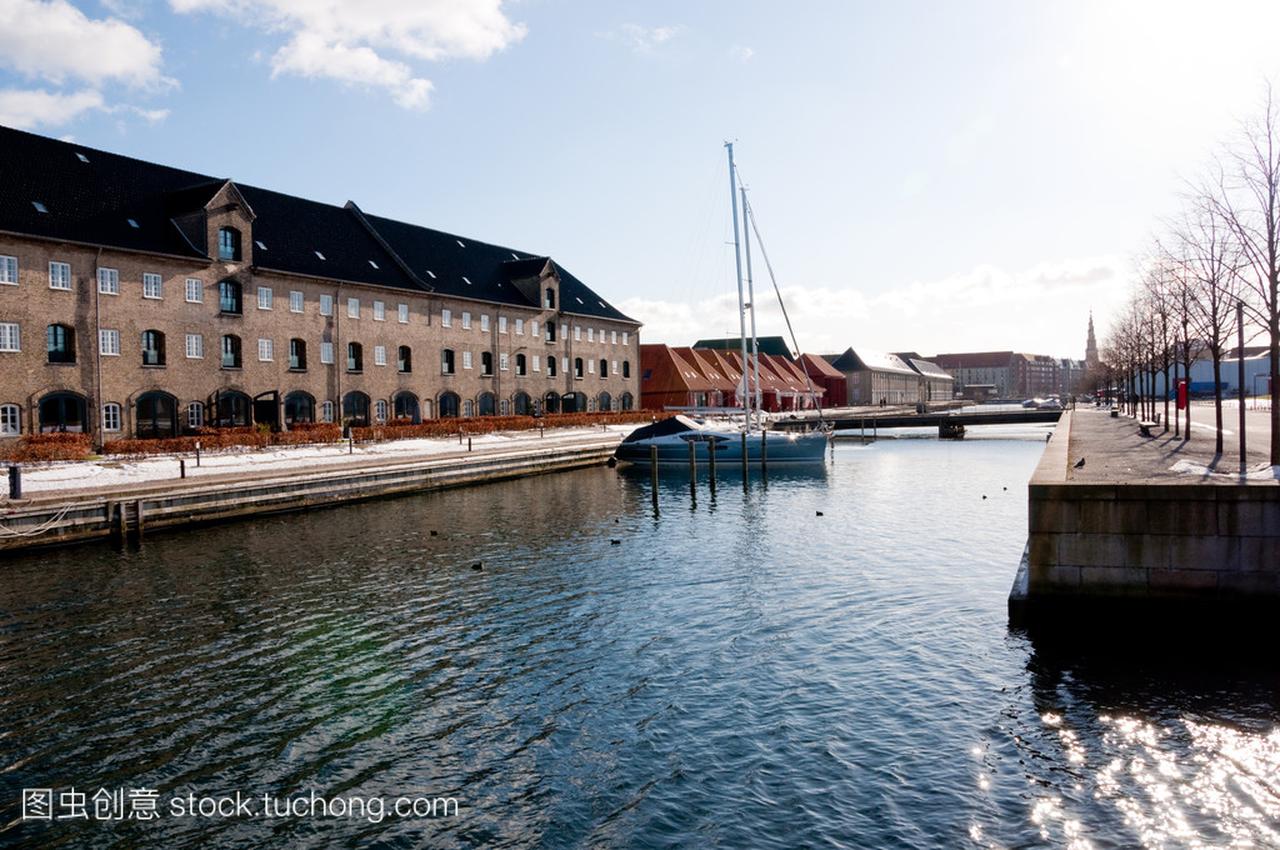 在哥本哈根的运河上游艇