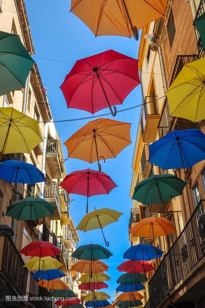 古董街装饰着彩色遮阳伞