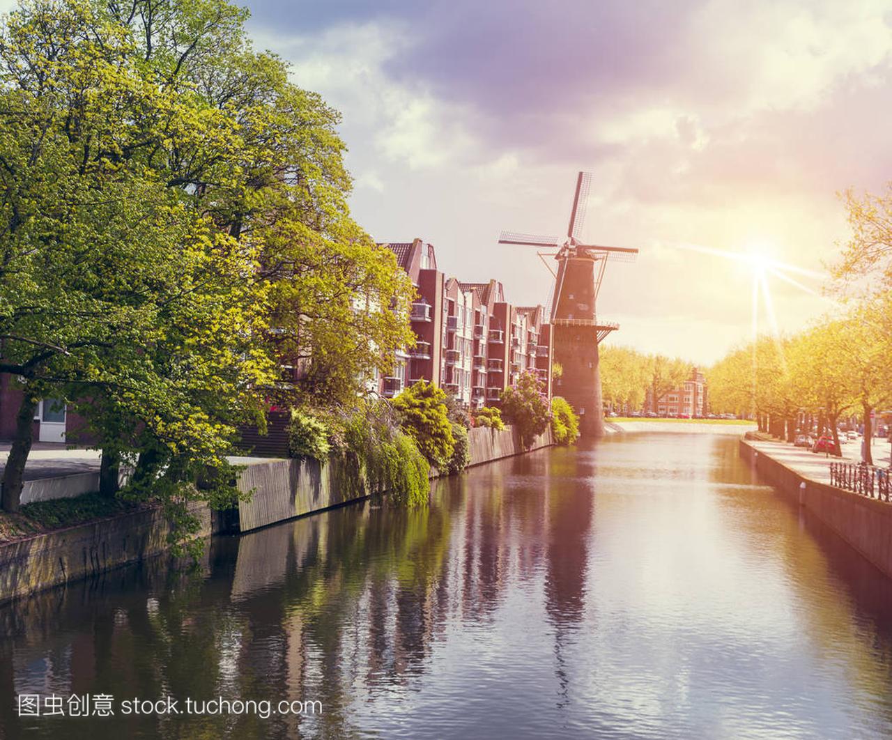 斯特丹运河在日落时。阿姆斯特丹是荷兰人口最