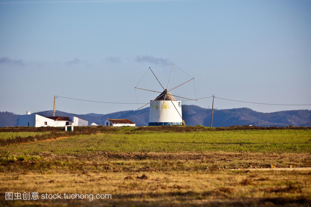 葡萄牙农村景观与古老的风车