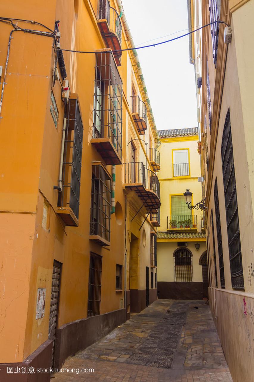 在西班牙马拉加的度假小镇的典型街