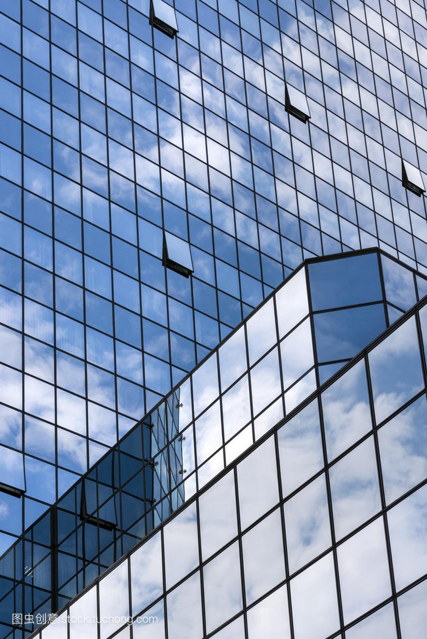建造摩天大楼的钢蓝色玻璃的全景视图