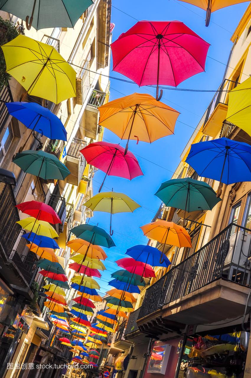 古董街装饰着五颜六色的雨伞
