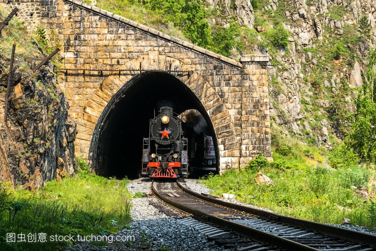 老蒸汽火车隧道环贝加尔湖铁路