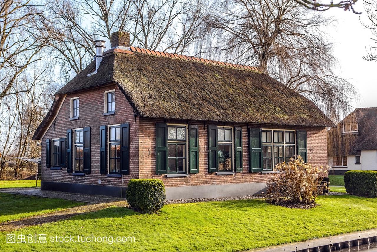 在 Giethoorn,荷兰的茅草屋顶舒适幢老房子里
