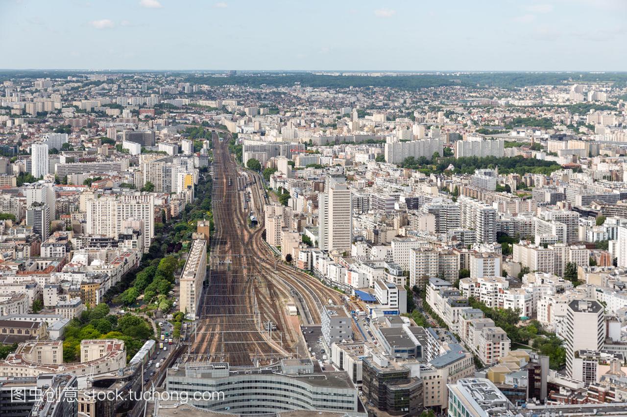 在蒙帕纳斯火车站鸟瞰巴黎