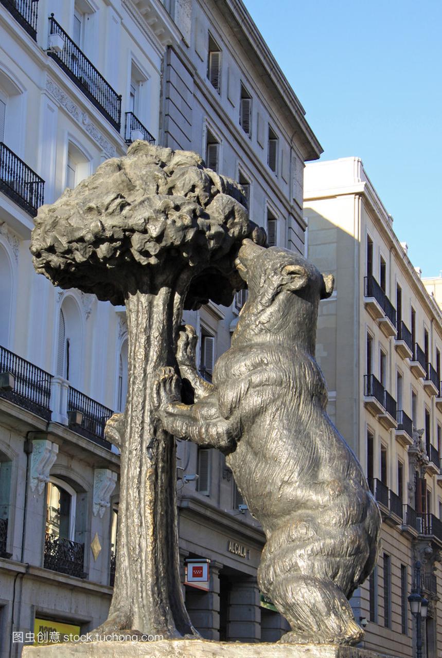 皇马-雕像的熊和西班牙马德里的太阳门广场,草