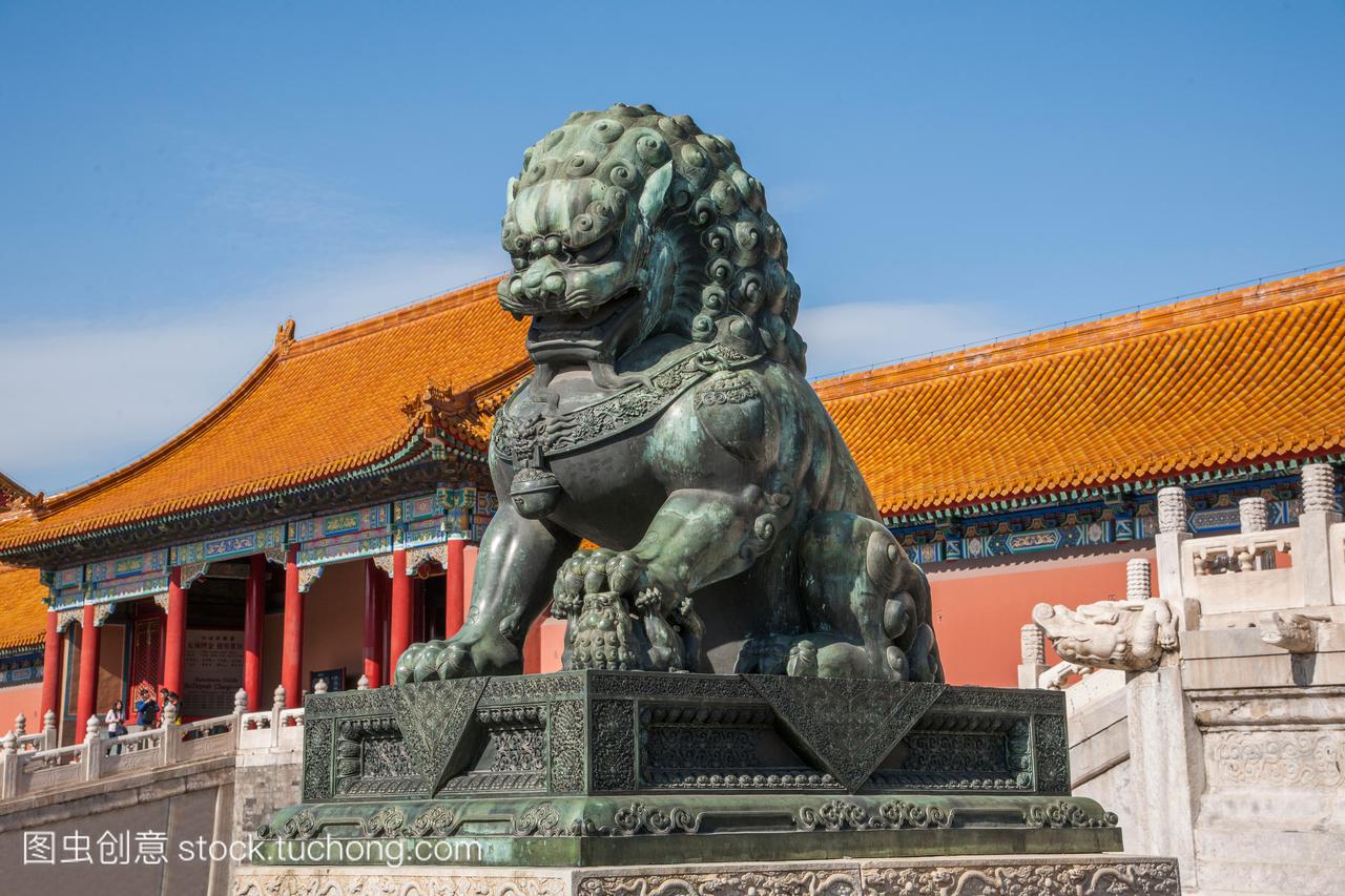 北京故宫博物馆太和殿门前的铜狮子一对