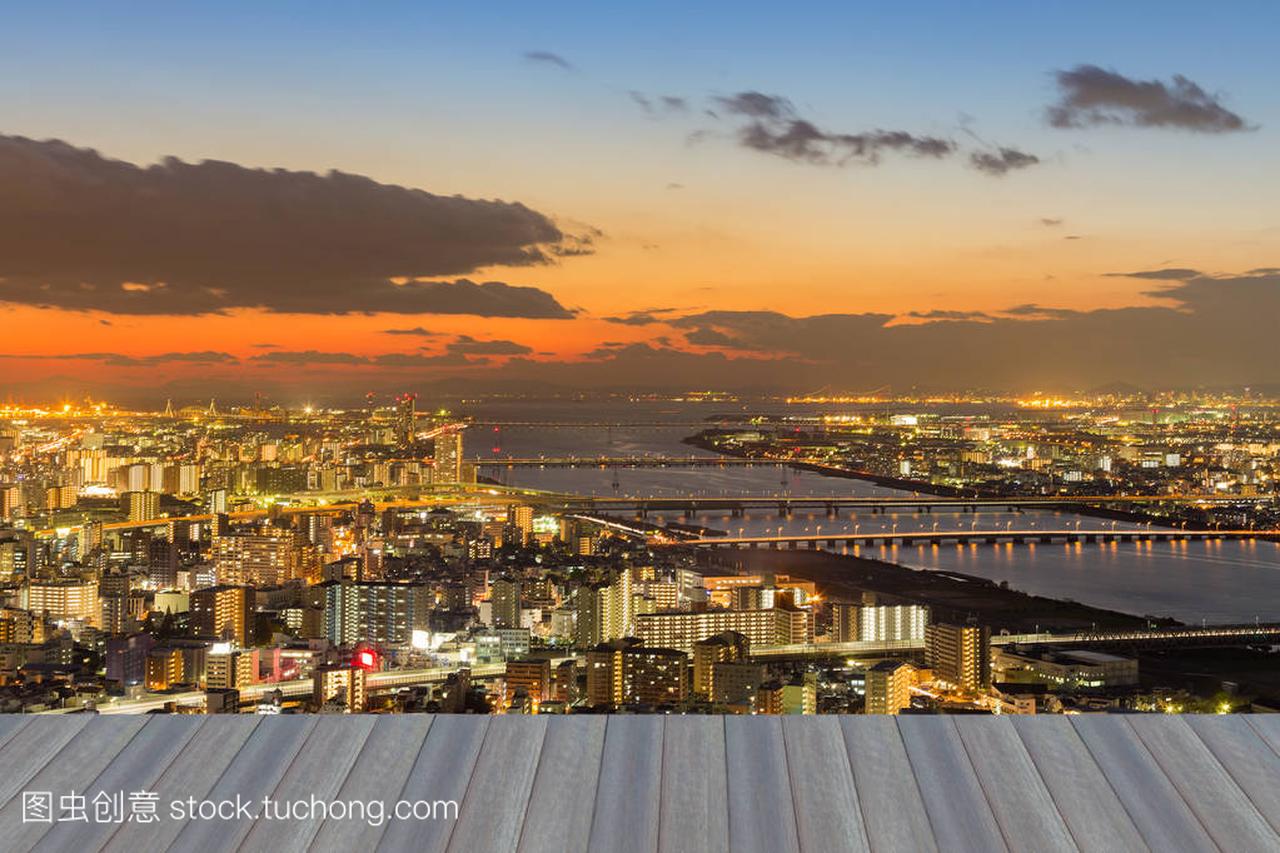 与美后的夕阳的天空,日本大阪城市景观鸟瞰图